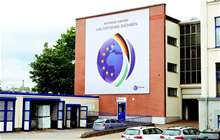 Banner an der Fassade des Verwaltungsgebäudes (Terrot GmbH) / banner at the facade of the administration building (Terrot GmbH)